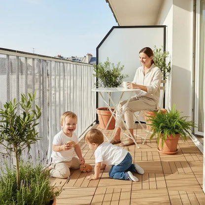 barrière enfant bébés jouent sur balcon