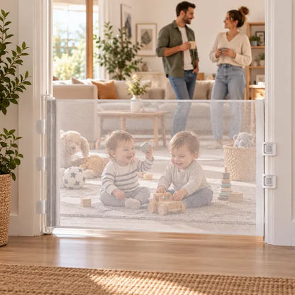 barrière extensible jumeaux jouent parents discutent