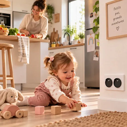 cache prise noir fillette joue maman cuisine