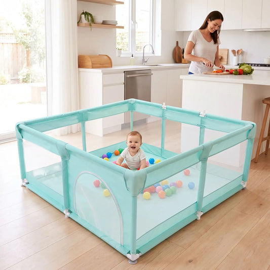 parc bébé bebe qui joue maman fait le repas