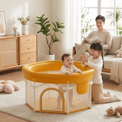 parc pliable pour bébé bébé joue avec sa soeur